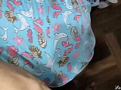 Waarom wordt deze curvy Latina stiefdochter de geblinddoekte slaaf van haar stiefvader als mama weg is?