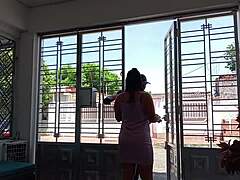 me aprovecho de la amabilidad del domiciliario y le ofrezco pagarme en especie mientras me desnudo-highlight-