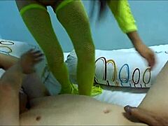 한국 베이비 라이융이 에픽 블로우잡 세션 해. 카우걸 타기, 스푼 포지션, 그녀의 타이트한 보지로 멈출 수 없어.