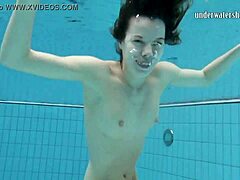 Gazel Podvodkova strahlt als nackte Unterwasser-Schönheit am Pool