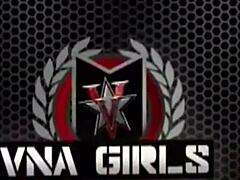 فيكي فيت وراشيل ستورمز يلعقان الكس مع كليتوريس كبير وصدر طبيعي في زنا ميلف بنية