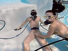 Im Pool tauchen ungarische 18+ Eva Sasalka und ihre Freundin in Gruppensex-Orgie mit Blowjobs in öffentlichem Dreier und Vierer ein.