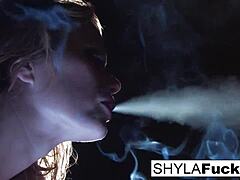 Seksikäs Shyla Stylez fetississä tisseillä ja perseellä