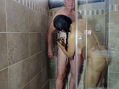 Podgląd gorącego seksownego golenia w prysznicu z agarabas i olpr, pokazując z bliska naturalne cyce.