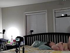 BBW γυναίκα με τεράστια στήθη νιώθει έντονη ευχαρίστηση κατά τη διάρκεια του γαμήματος και κρέμα στην κοιλιά.