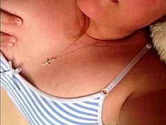 Remaja putih 18+ sexy dengan payudara besar.