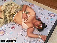 Lihat nih, bhabhi India matang cantik Shanaya lagi senang-senang sendiri