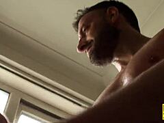 Brit alázatos kurva durván kefélve és lenyeli a spermát