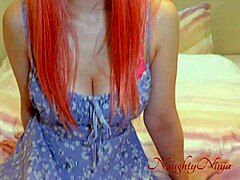 Ayudando a mi hermanastra a la cama con su vestido y botas