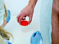 sestra masíruje prostatu pacienta a sbírá sperma na analýzu... jo tak