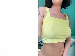 Ponovi za mnom: hvala boginjo što mi dopuštaš da ti jebem tetovirana stopala, ne zaslužujem to! 👣