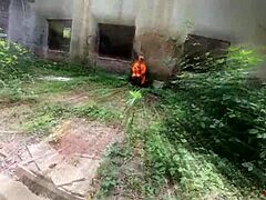 นักโทษเซ็กซี่ดูดควยลึกและเย็ดก้นข้างนอก