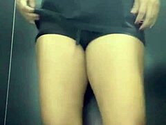 Hast du im Bad zugesehen wie ich masturbiere und abgespritzt?