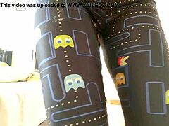 Terli ve tatmin olmuş, leggings içinde yoga ve dansla yoğun spor salonu seansımdı.