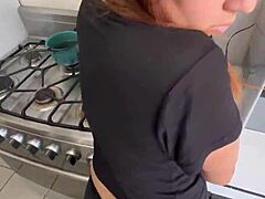Voyeur curioso mira a criada gorda en cocina mientras le echan semen casero enorme en leggings hermosas.