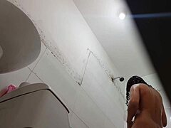 Tušira se po šoli, medtem ko jo vrtim v kopalnici s skrito kamero.