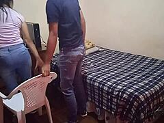 La chica gamer no me deja jugar y como castigo la termino follando antes que nos descubran casi nos pilla pero fue muy rico