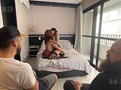 Разменяме жени в оргия, дълбоко гърло чука путките им наведени за размяна на сперма и лицев кумшот.