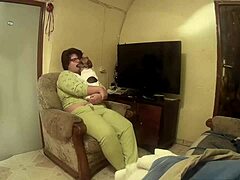 Pongo A Cuatro Patas A La Gorda Mientras Juego Con El Móvil En Su Espalda Y Me La Follo Duro