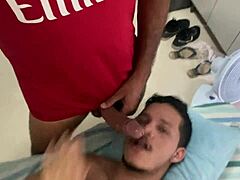 אותו דדי עם זין 22 סמ מהמאמן שלי בכדורגל בא אליי הביתה. הוא גרם לי למוצץ לו וזיין אותי כל כך טוב!