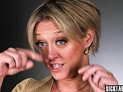 Szép pornstar Dee Williams, aranyos MILF nagy cicikkel, magányosan maszturbál