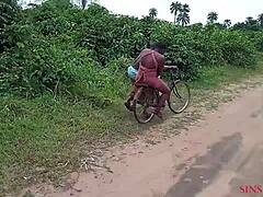 Оконкво даде на селската слей куин велосипед и се ебаха ебони BBW hardcore навън с голямо дупе действие на ранчото