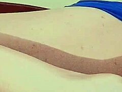 Mientras chatea con su amigo gay, el modelo mexicano termina follando en cam oculta, descalzo y depilado, llevando a primera corrida dentro