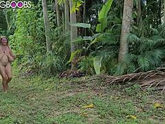 Haarige vollbusige Hippie-Dame kontrastiert wilde Outdoor-Nacktheit mit wippenden großen Titten im Anime-Hentai-Stil