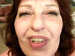 Krumme rødhårede spytvåde tunge og læber i solo