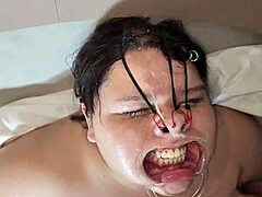 Submissa Jovem Adulta Faz Garganta Profunda com Engasgos e Lambidas de Bola até Gozar no Rosto Dela