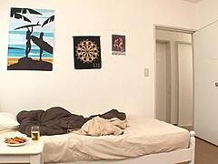 Poczułem przytłaczające pożądanie, gdy słodka młoda 18+ laska pochyliła się do pieprzenia na pieska, prowadząc do wielokrotnych creampie w jej ciasnej cipce.