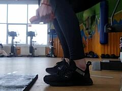 young teen shakes her ass in the gym 😍