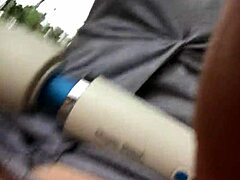 Kurvige Babe stopft Höschen in Muschi beim Masturbieren und Squirt in der Öffentlichkeit, versautes Vergnügen