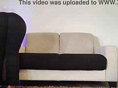 Kalçalı kız dar leggings'le daireyi temizliyor