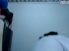 ¡Ginecóloga y enfermera aceptan trío con nosotros tragando semen!