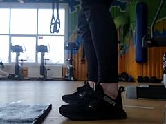 young teen shakes her ass in the gym 😍