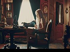 Titokzatos lény teszi Lexi Lore-t és Melody Marks-ot kéjessé a partin.