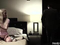 Babá novinha inocente de 18+ acorda vendo o chefe se masturbando nela com ação de deepthroat