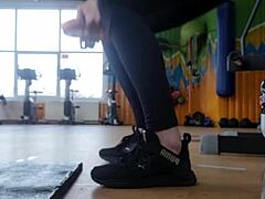 young teen shakes her ass in the gym 😍