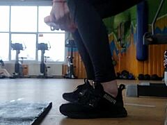 young teen shakes her ass in the gym 😍