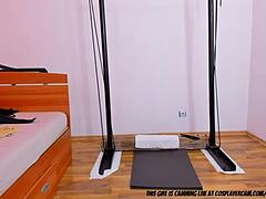 このボンデージコスプレで、18+の美女が縛られてウェブカムでレッスンを教わる