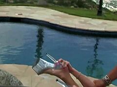 Iedereen weg bij het openbare zwembad! Dit stel doet anaal op de plek!