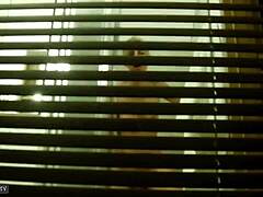 hey, ik zette deze verborgen camera op om mijn huisgenoot in de douche te bespieden