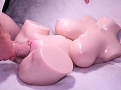 거대한 괴물 자지가 큰 가슴 창녀에게 깊고 세게 박아 배불뚝이 정액