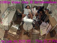 Katalina's girlfriend gleda kako doktor pregleda njeno nago telo sa spekulumom tokom ginekološkog pregleda na girlsgonegyno com 😮