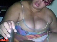 Safada recibe semen por todos lados después de sesión intensa.