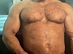 Hei, tämä kuntosalihirmu mittaa todistaakseen ettei kaikilla ole pieniä 18+ kokoja.