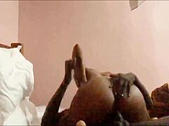 אמא חורגת שחורה קרימית על הזין השחור הגדול של הבן?