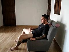 Encontré A Mi Sobrino Masturbándome Cuando Salía Del Baño