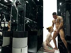 Pastroka uživa v senzualnem tesnem mokrem jebanju pičke v prhi